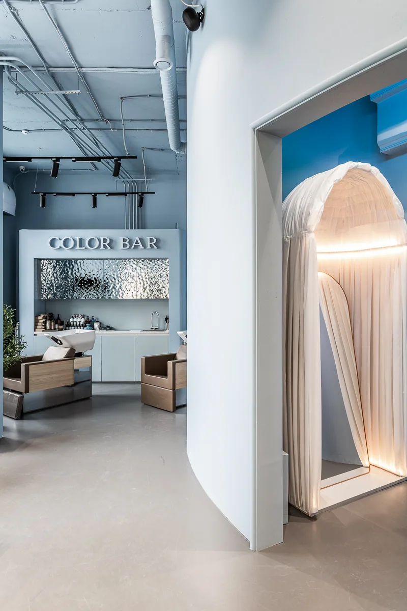 Centrale corridor with a curved portal leading towards the styling studio